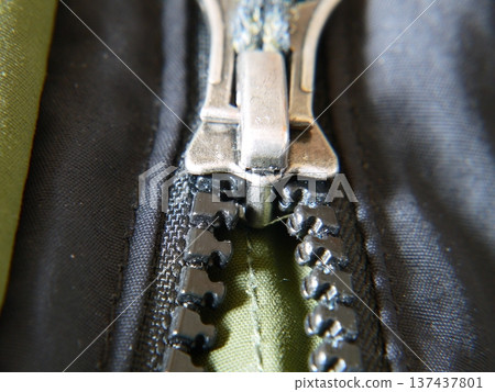 拉鍊的特寫照片 137437801