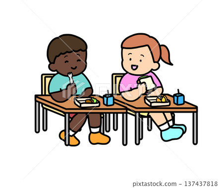 兩個孩子在教室裡一起吃午餐。 137437818