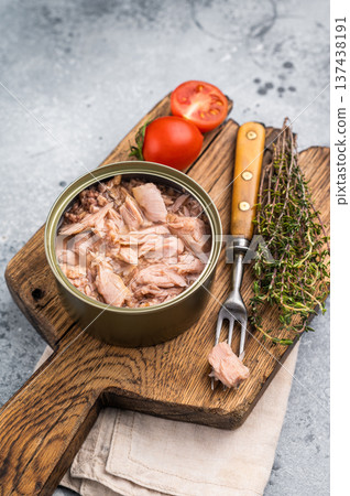 Delicious canned tuna in olive oil, ideal for salads, sandwiches, or as a savory snack on the go. grey background. top view 137438191