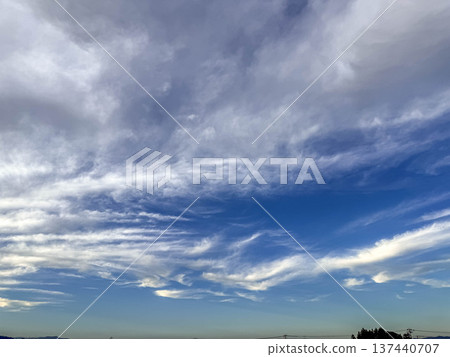秋日天空中漂浮著卷雲 137440707