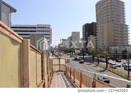 堺市堺區鳳凰街和安井町的自行車專用上下坡道，方便行人通行。 137442065