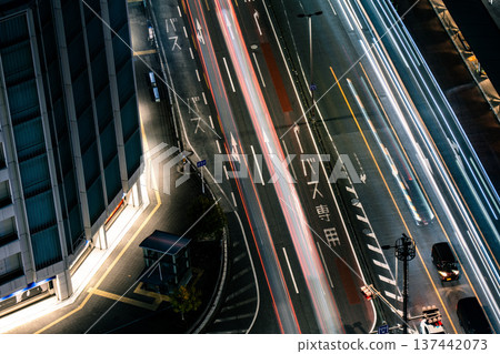 夜幕下的日本城市，車流燈光閃爍，公車道的標誌清晰可見。 137442073