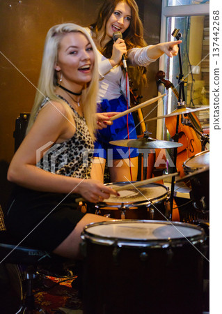 Woman singing, band playing instruments. Woman singing, band playing instruments. 137442268