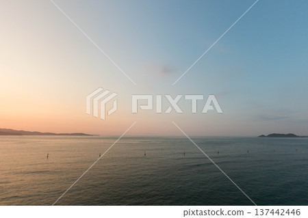 瀨戶內海的日出和寧靜的海面 瀨戶內海的日出和寧靜的海面 137442446