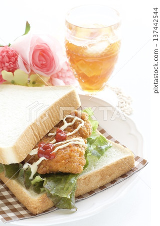 炸雞三明治和草莓紙杯蛋糕 炸雞三明治和草莓紙杯蛋糕 137442544