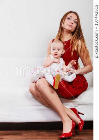 Beauty mother with toddler Beauty mother with toddler 137442618