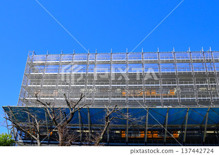城市景觀，可見正在興建中的公寓建築工地 137442724