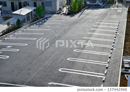停車場的公寓 137442998