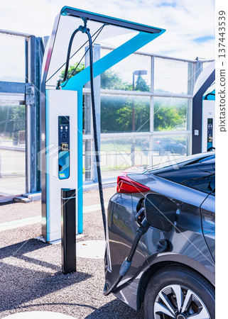 電動車正在充電站為電池充電。 [電動車充電圖片] 137443539