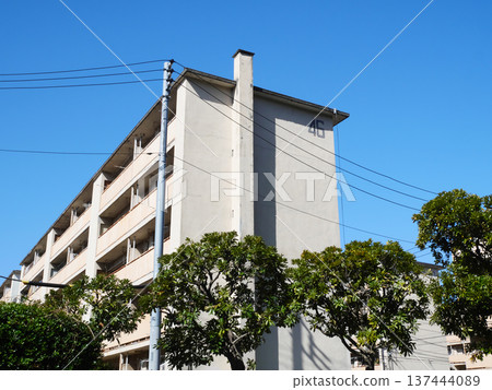 公寓大樓群在藍天的襯托下熠熠生輝 | 辰巳 137444089