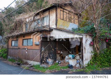 日本岡山縣笠岡市一座古老而美麗的建築 日本岡山縣笠岡市一座古老而美麗的建築 137444761