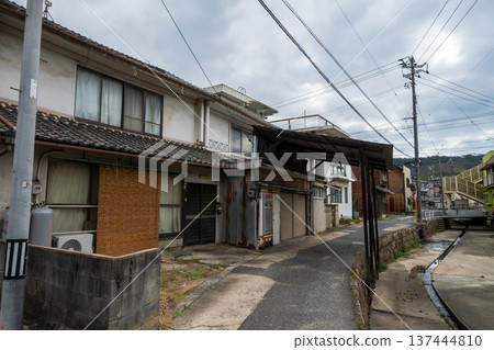 日本岡山縣笠岡市一座古老而美麗的建築 日本岡山縣笠岡市一座古老而美麗的建築 137444810