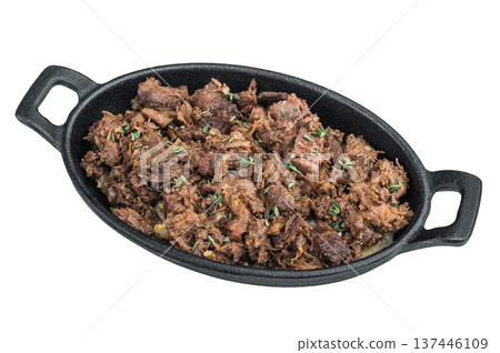 Turkish kavurma qawurma served in cast iron, showing browned meat fibers, shredded texture and seared protein detail in overhead view. 137446109