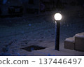 雪夜裡一盞低矮的路燈 137446497