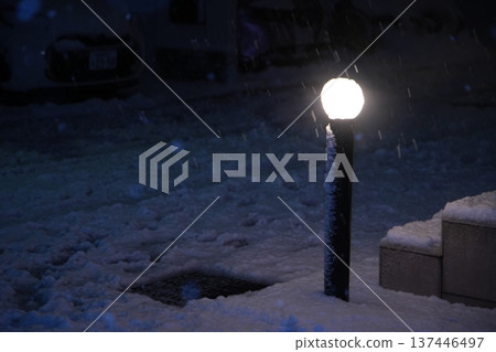 雪夜裡一盞低矮的路燈 雪夜裡一盞低矮的路燈 137446497