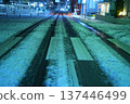 行人穿越道上仍留有雪痕。 137446499