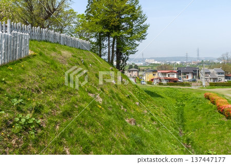 八戶歷史遺址：護城河和城堡城牆遺跡、中世紀城堡遺址以及被綠植環繞的木柵欄 137447177