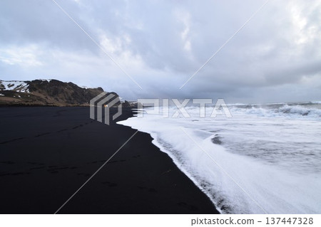 冰島黑沙灘景色壯觀,洶湧的海浪拍打著海岸。 冰島黑沙灘景色壯觀,洶湧的海浪拍打著海岸。 137447328