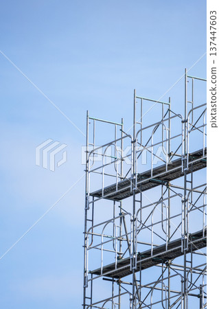 腳手架青空 腳手架青空 137447603