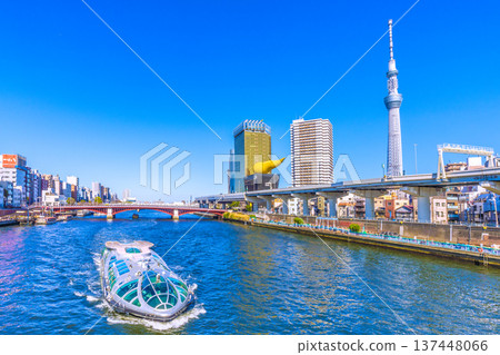 日本東京城市景觀，包括吾妻橋、水上巴士「翡翠號」、東京晴空塔等（3月8日） 137448066