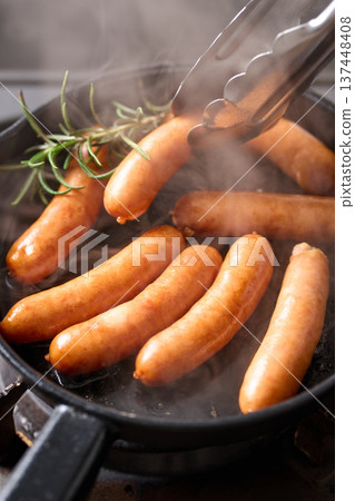 用煎鍋加熱香腸。 137448408