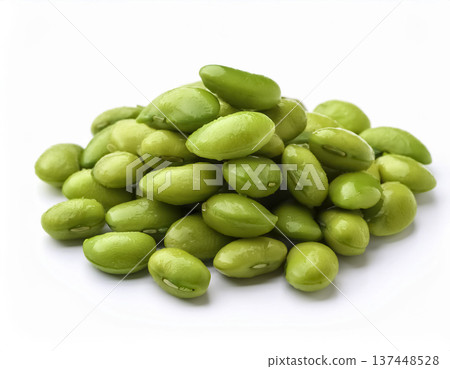 一堆毛豆 | 白色背景上的毛豆食材 137448528