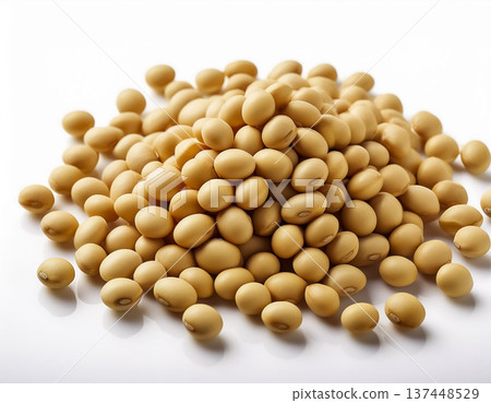 一堆大豆 | 白色背景上的大豆食品原料 137448529