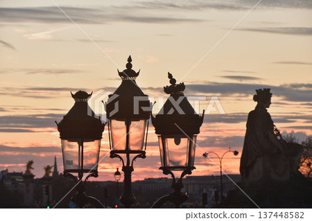 巴黎街燈在夕陽映襯下的剪影。法國巴黎。照片拍攝於2026年3月2日。 137448582
