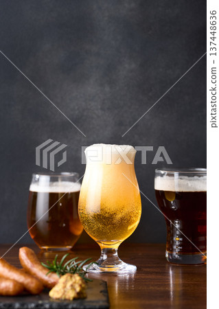 精釀啤酒倒入玻璃杯 精釀啤酒倒入玻璃杯 137448636