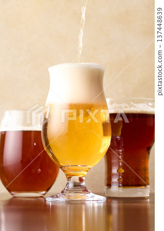 精釀啤酒倒入玻璃杯 137448639