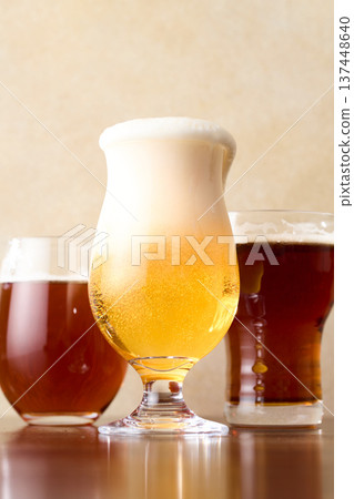 精釀啤酒倒入玻璃杯 137448640