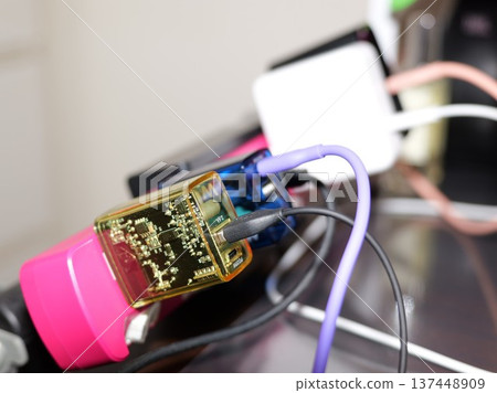 USB電源供應器和電纜連接的圖片;充電設備的特寫;彩色電纜。 USB電源供應器和電纜連接的圖片;充電設備的特寫;彩色電纜。 137448909