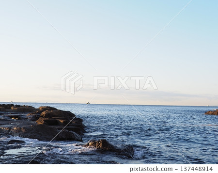 海浪拍打著潮汐池。自然留白。海洋藝術。 137448914