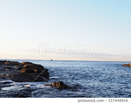 海浪拍打著潮汐池。自然留白。海洋藝術。 海浪拍打著潮汐池。自然留白。海洋藝術。 137448916