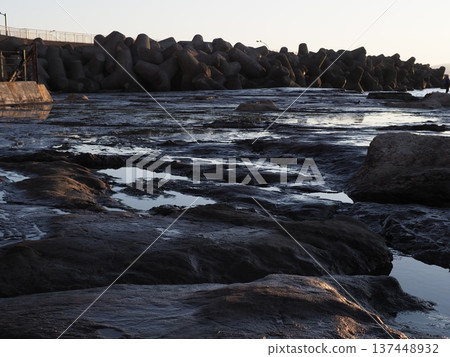 海浪拍打著潮汐池。自然留白。海洋藝術。 海浪拍打著潮汐池。自然留白。海洋藝術。 137448932