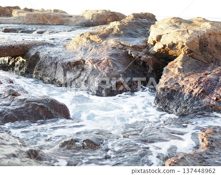 Waves crashing into a tide pool. Natural copy space. Ocean art. 137448962