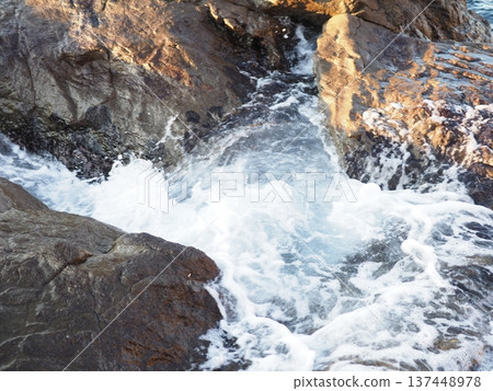 海浪拍打著潮汐池。自然留白。海洋藝術。 海浪拍打著潮汐池。自然留白。海洋藝術。 137448978