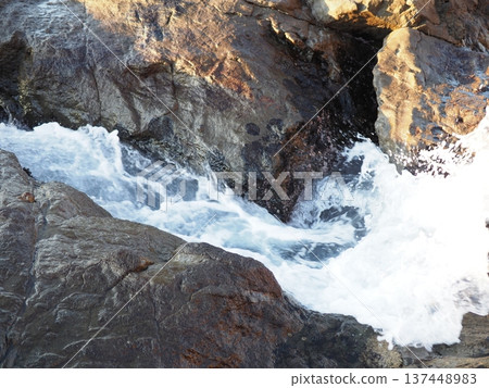 Waves crashing into a tide pool. Natural copy space. Ocean art. 137448983
