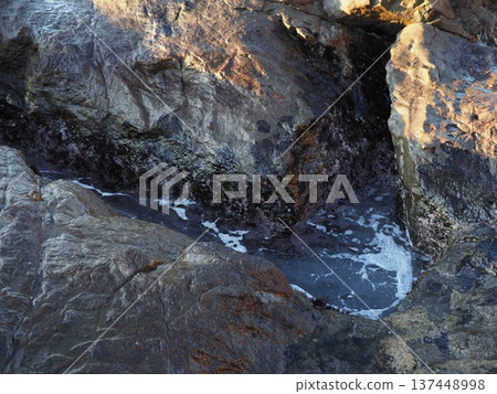 海浪拍打著潮汐池。自然留白。海洋藝術。 海浪拍打著潮汐池。自然留白。海洋藝術。 137448998