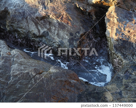 Waves crashing into a tide pool. Natural copy space. Ocean art. 137449000