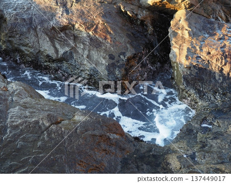 海浪拍打著潮汐池。自然留白。海洋藝術。 海浪拍打著潮汐池。自然留白。海洋藝術。 137449017
