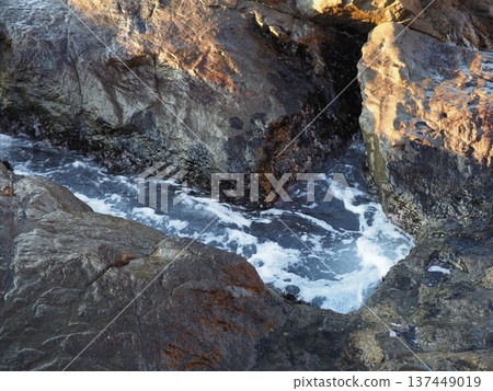 海浪拍打著潮汐池。自然留白。海洋藝術。 海浪拍打著潮汐池。自然留白。海洋藝術。 137449019