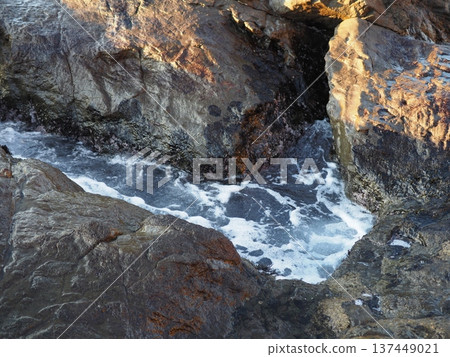 Waves crashing into a tide pool. Natural copy space. Ocean art. 137449021