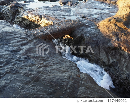 海浪拍打著潮汐池。自然留白。海洋藝術。 海浪拍打著潮汐池。自然留白。海洋藝術。 137449031