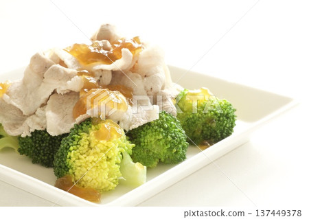 豬肉涮涮鍋配柚子醋凍和蒸蔬菜 豬肉涮涮鍋配柚子醋凍和蒸蔬菜 137449378