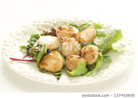 Grilled scallops with butter 137450600