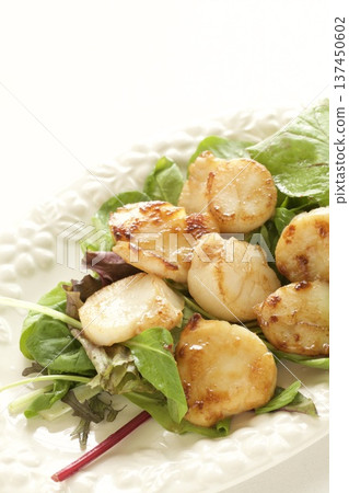 Grilled scallops with butter 137450602