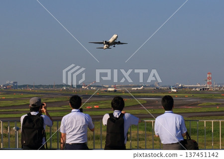 一名商人正在觀看飛機起飛 137451142