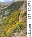 陡峭的岩壁和美麗的秋葉 137451474