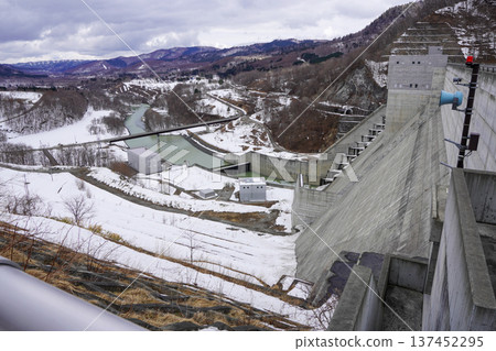 從左岸眺望夕張舒帕羅大壩下游。 137452295